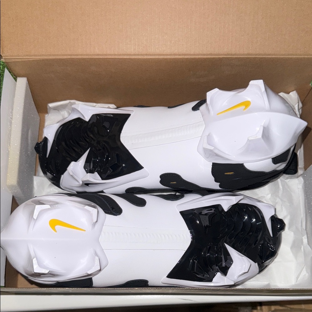 Nike Black and White Diamond Turf 96 TD football cleats - Picture 3 of 4